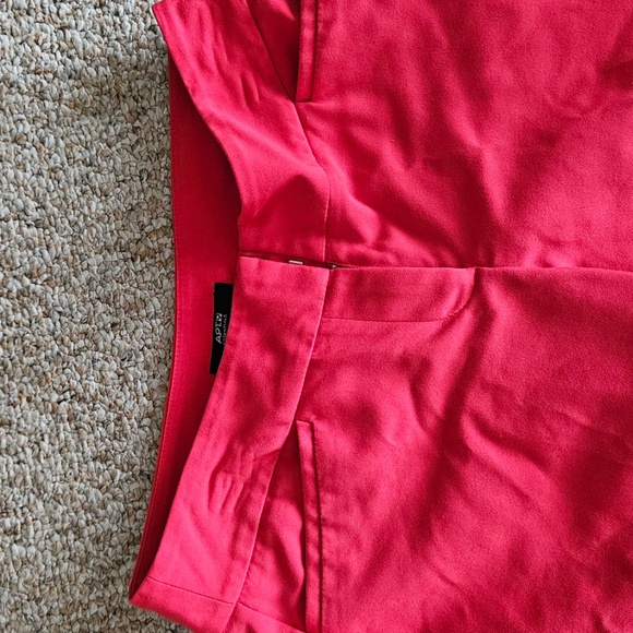 Apt9 Red crops - Picture 2 of 5